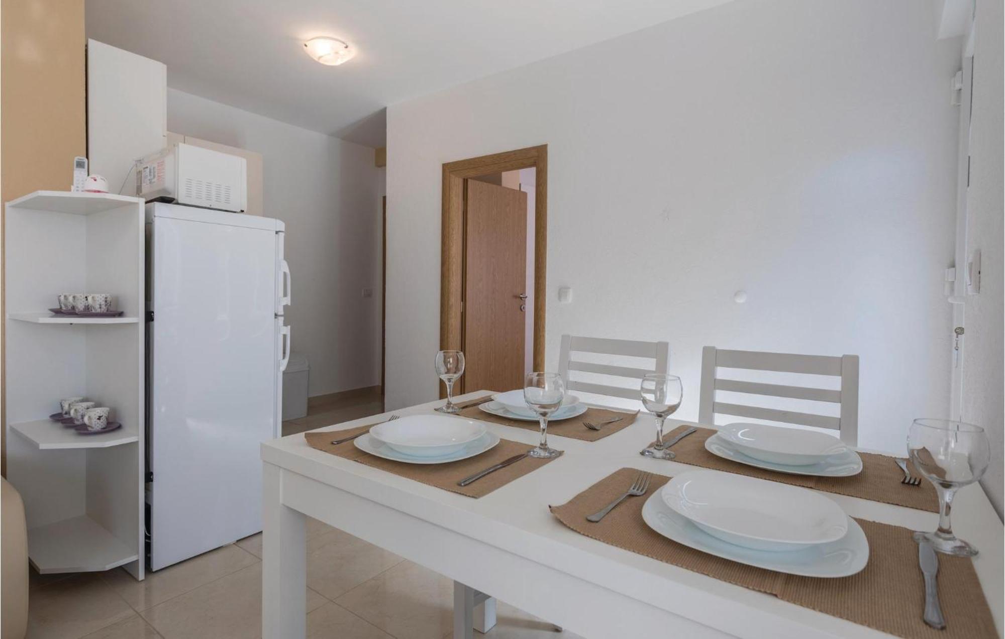 1 Bedroom Lovely Apartment In Komarna Klek Esterno foto